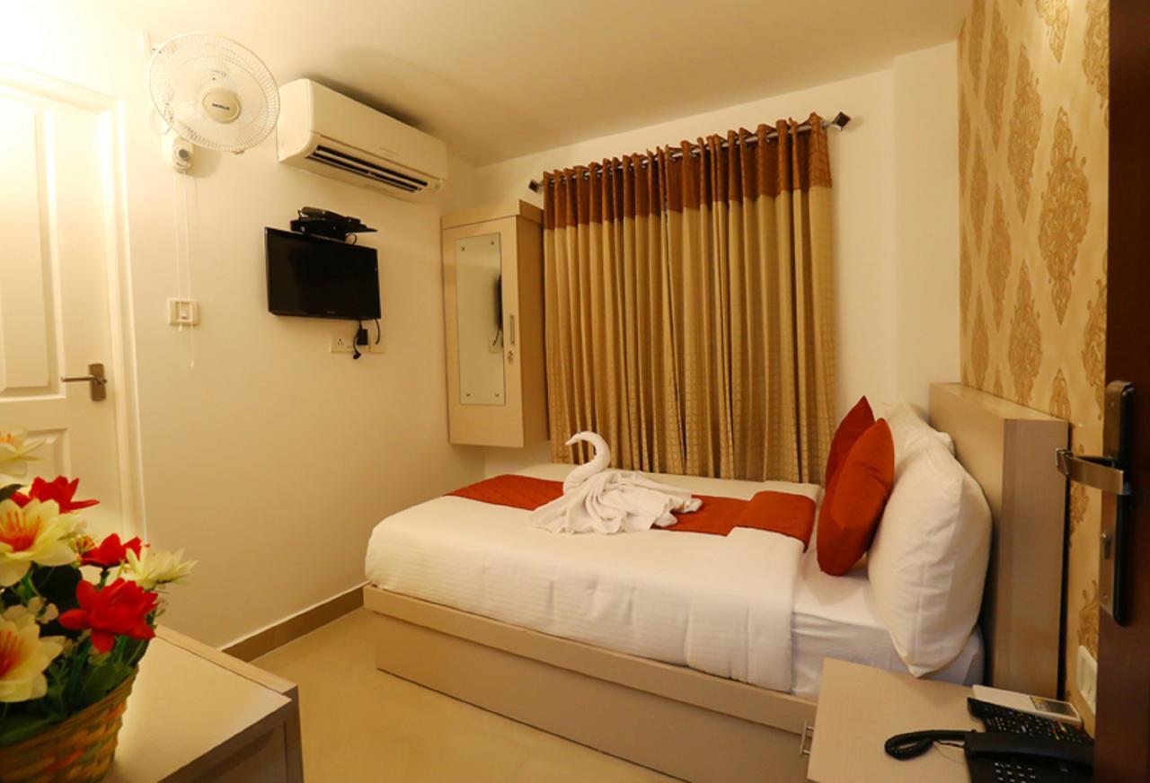 Hotel Swarna Residency Kochi Exterior photo