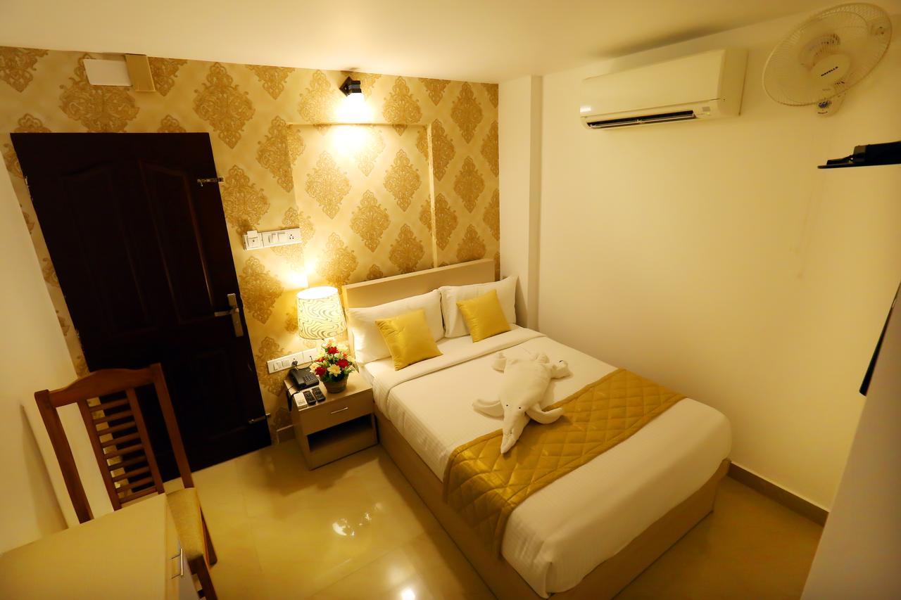 Hotel Swarna Residency Kochi Exterior photo